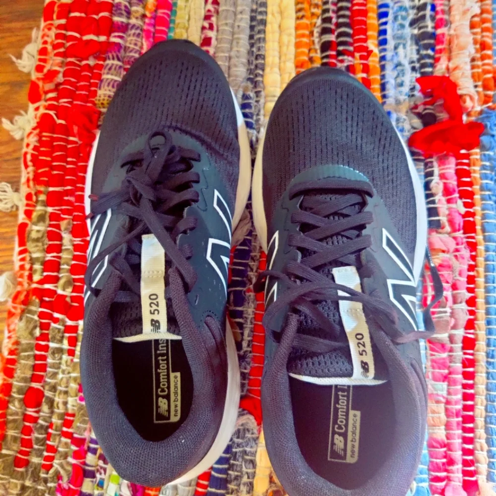 New Balance 520 - Picture 1 of 3